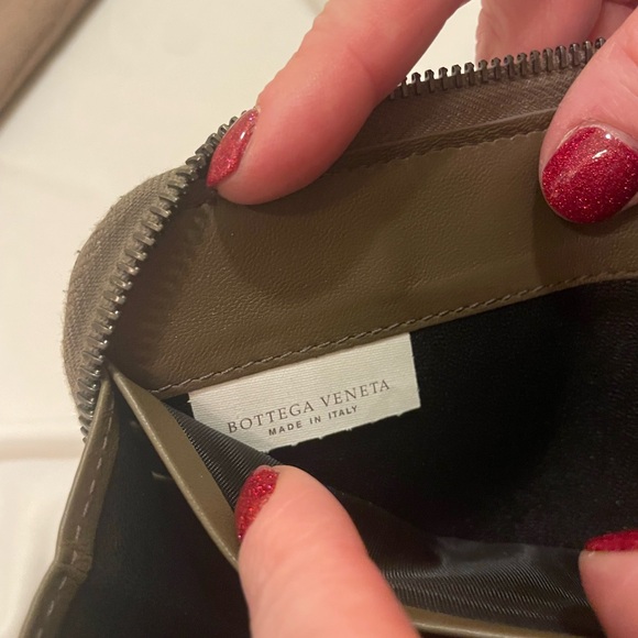 **NWOT** Bottega Veneta Zip Around Wallet - Picture 3 of 7